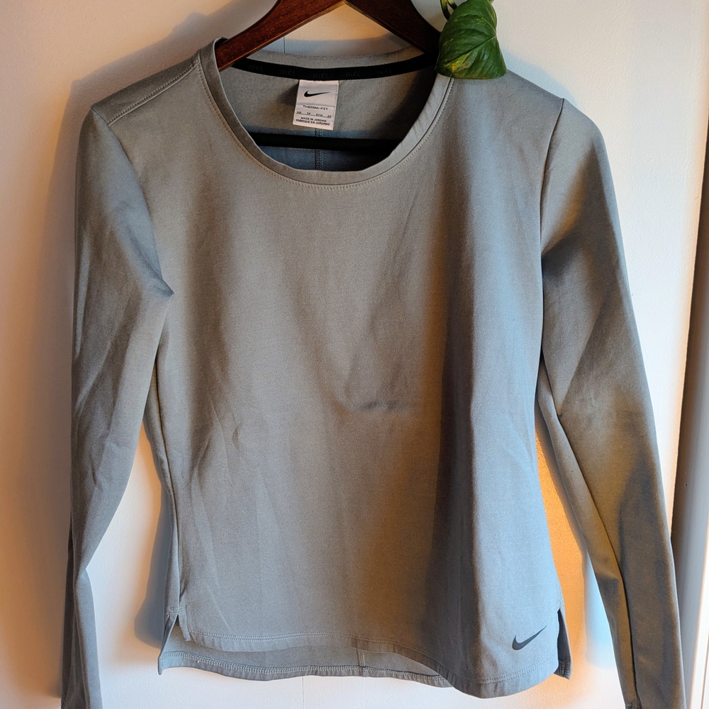 Nike Women's Light Gray Long Sleeve Tee